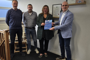 Wethouder Kees van Geffen reikt PSO certificaat uit.